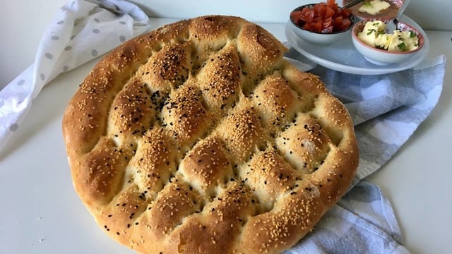 Nar Gibi Kızarmış: Ev Yapımı Ramazan Pidesi