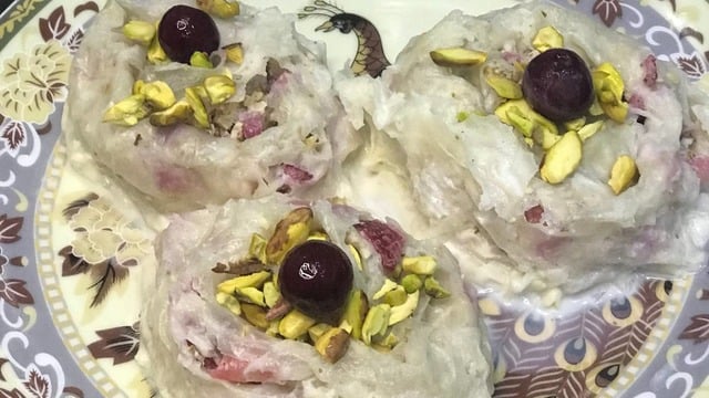 Porsiyonluk Lezzet: Beyaz Çikolatalı Çilekli Güllaç