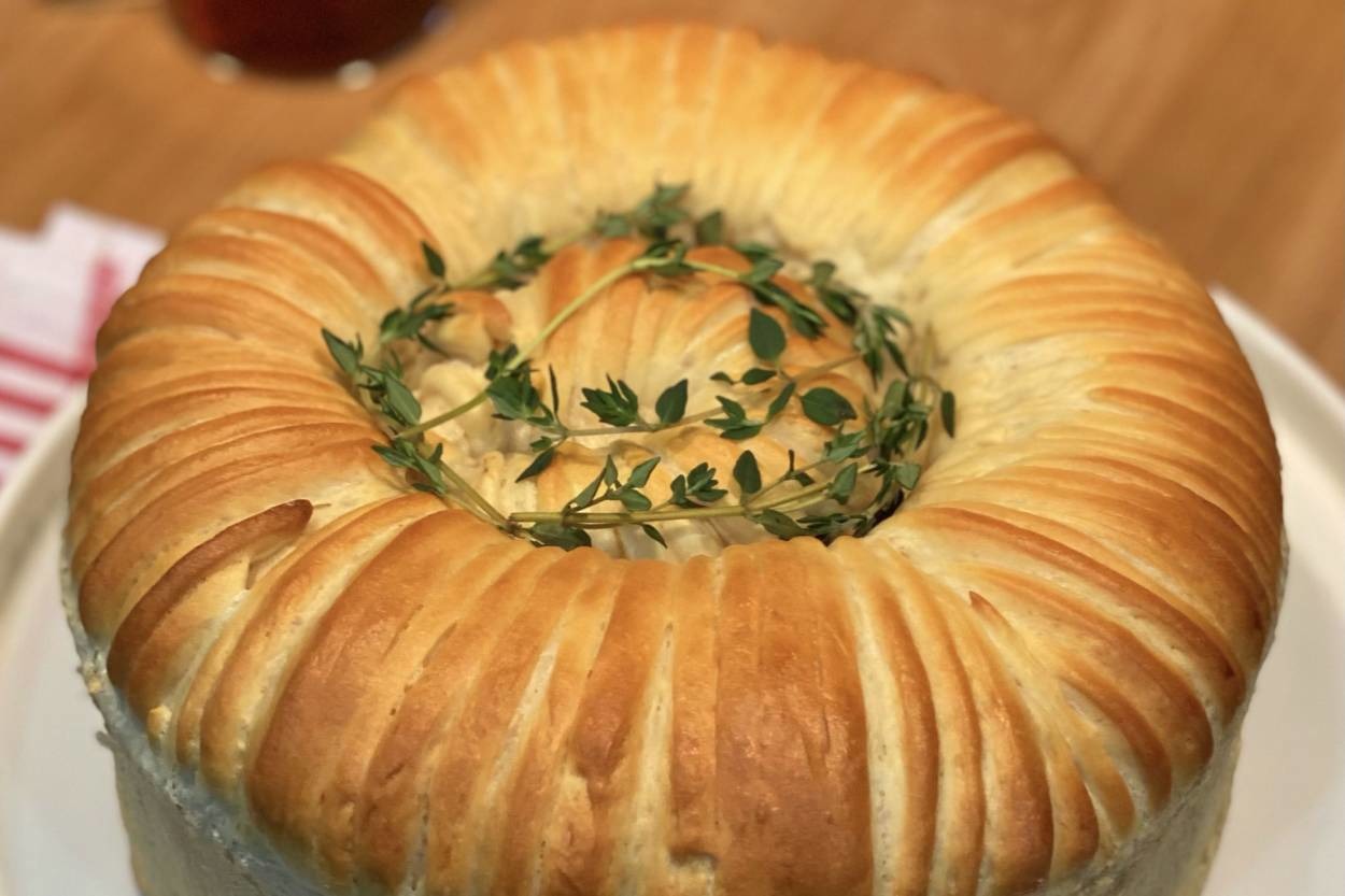 Yumuşacık Dokusuyla: Zeytinli ve Kaşarlı Rulo Ekmek