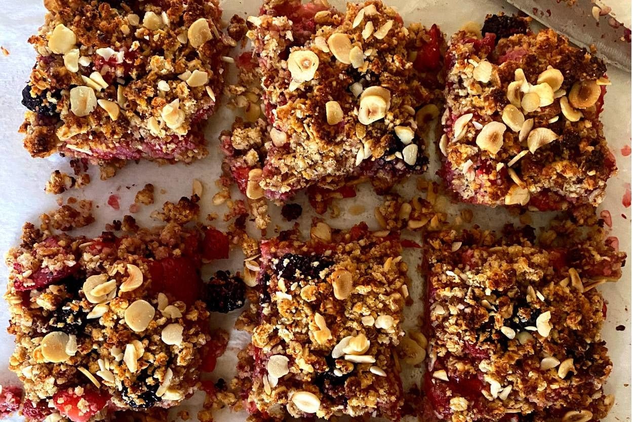 Her Kaşığında Yaz Lezzeti: Glutensiz Çilekli Crumble