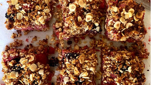 Her Kaşığında Yaz Lezzeti: Glutensiz Çilekli Crumble