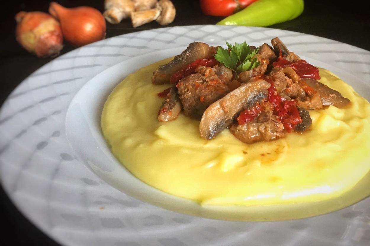 Yapımı Kolay Tadı Enfes: Patates Püresi Yatağında Et