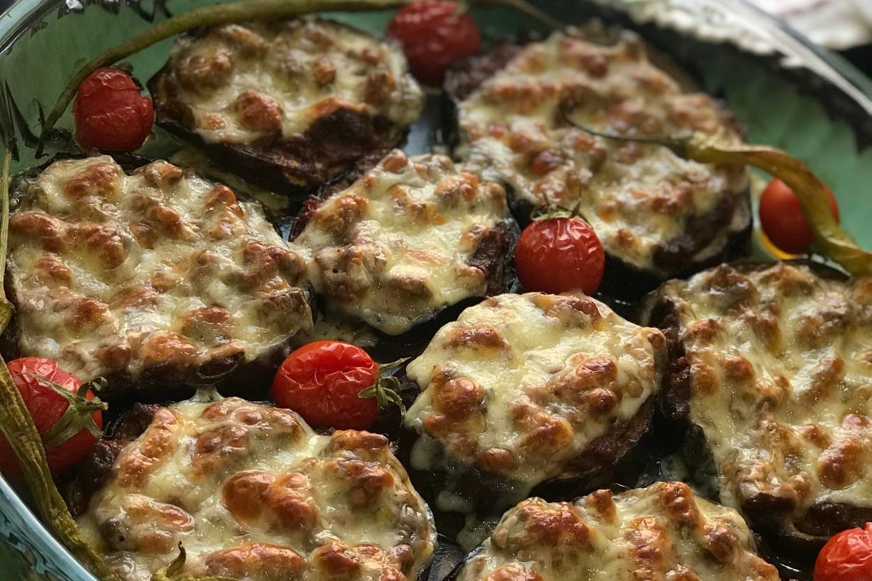 Enfes Bir Ana Yemek: Kuşbaşılı Kaşarlı Fırında Patlıcan