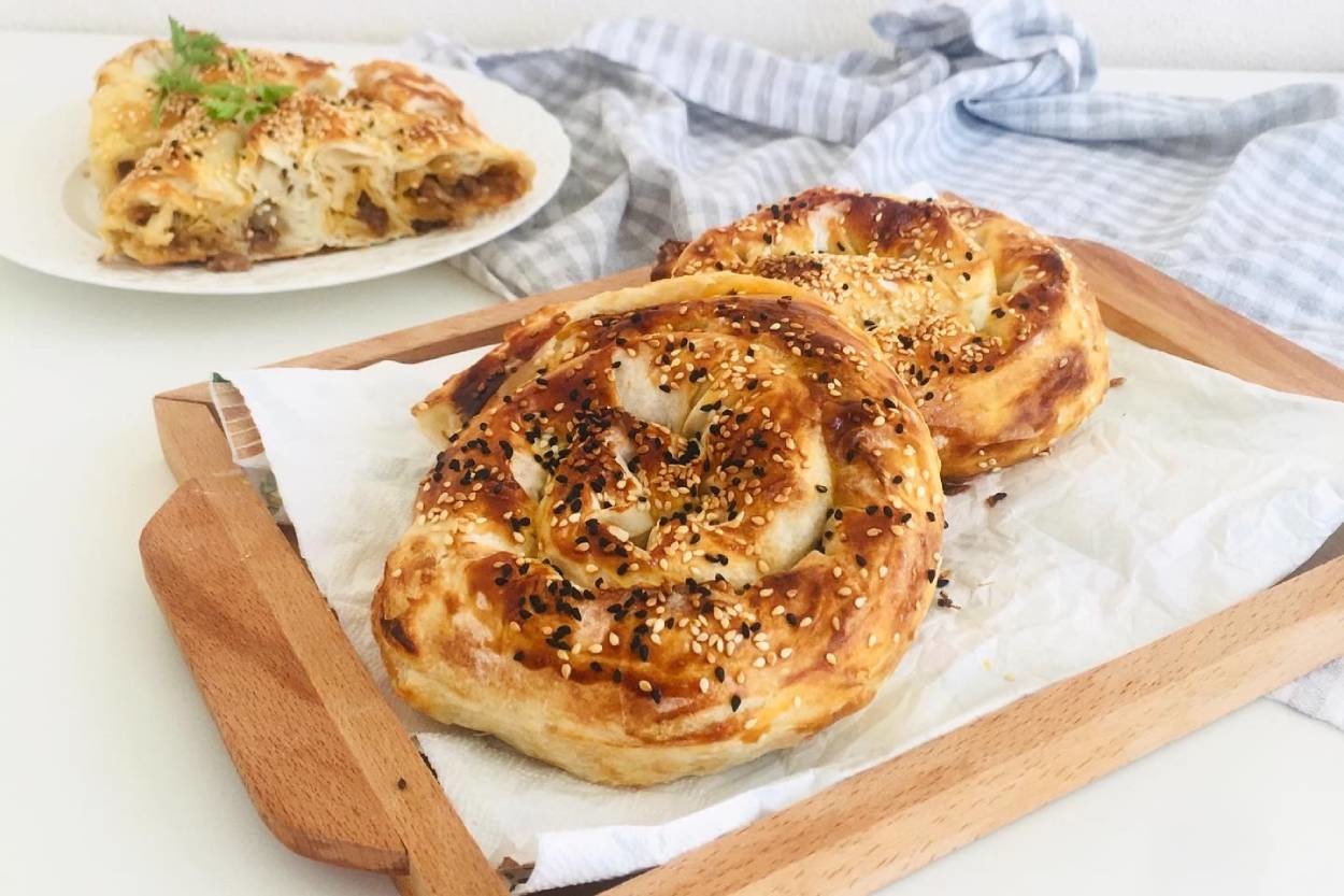 Pastaneden Almış Gibi: Kıymalı Börek