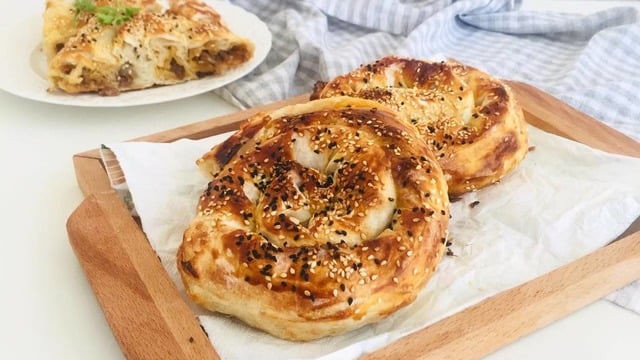 Pastaneden Almış Gibi: Kıymalı Börek