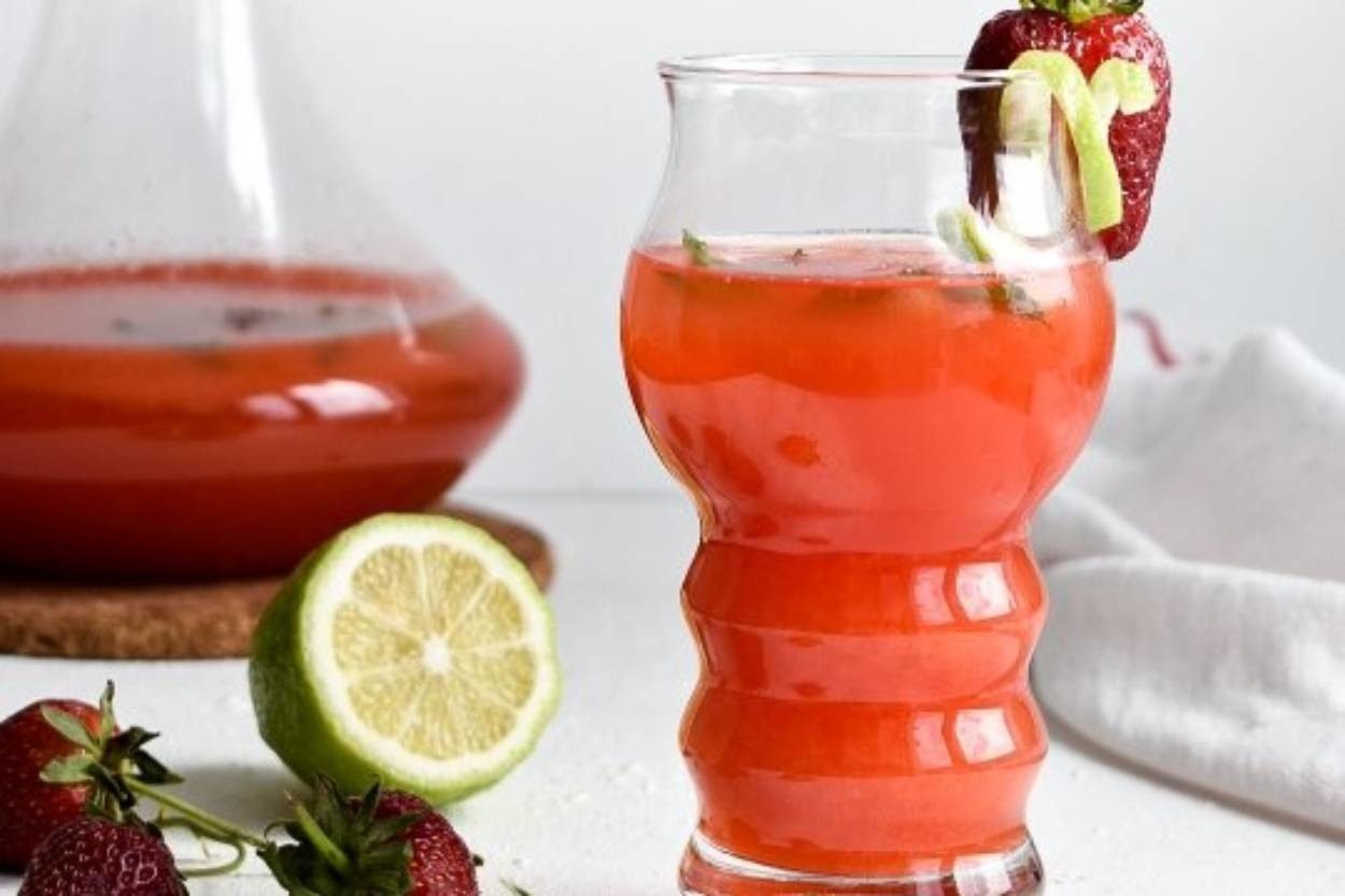 Sıcak Yaz Günleri Geldiğinde: Çilekli Limonata