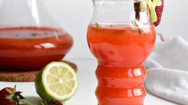 Sıcak Yaz Günleri Geldiğinde: Çilekli Limonata