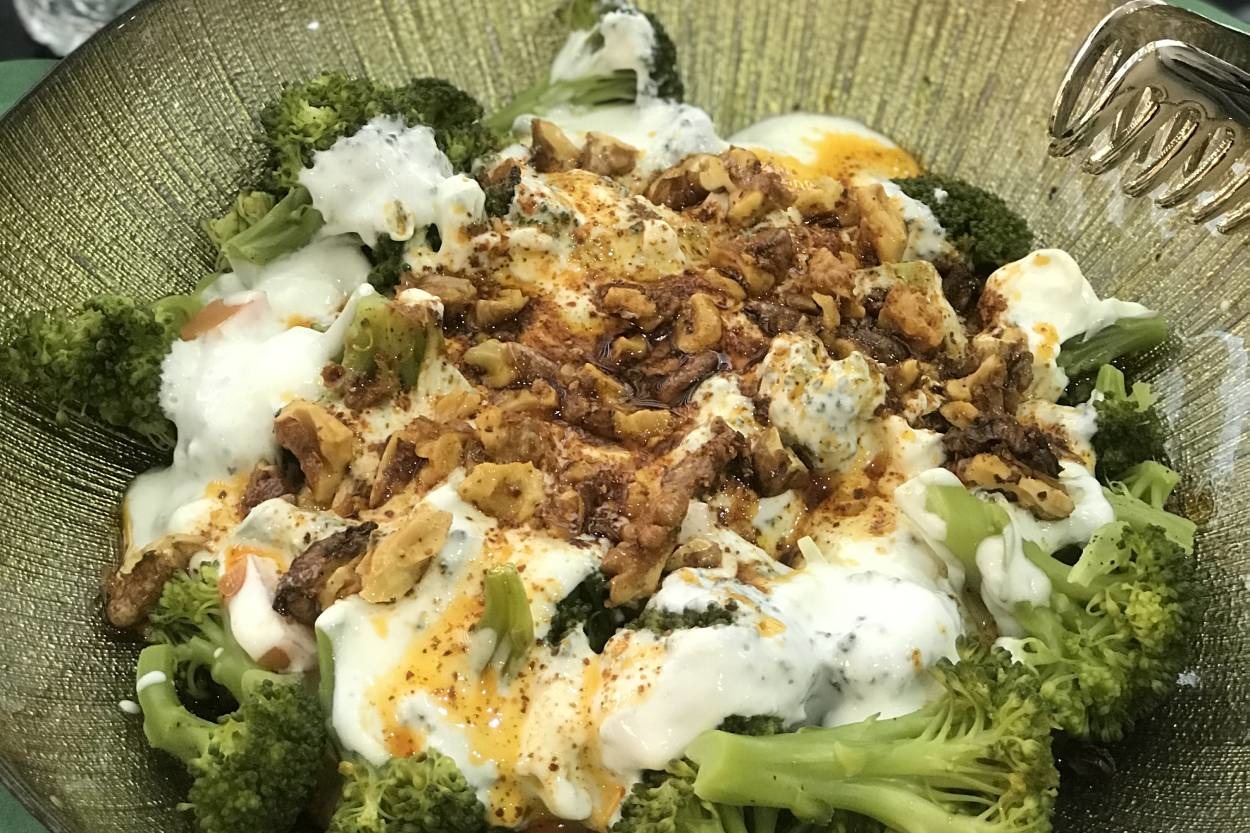 Pratikçe Sofraya Gelen: Yoğurtlu Cevizli Brokoli Salatası