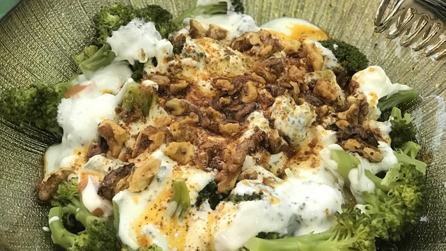 Pratikçe Sofraya Gelen: Yoğurtlu Cevizli Brokoli Salatası