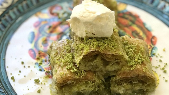 Baklavalık Yufkadan: Fıstıklı Kaymaklı Sarma