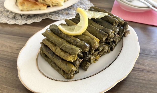 Kalem Gibi Sarılır: Zeytinyağlı Ekşili Yaprak Sarma