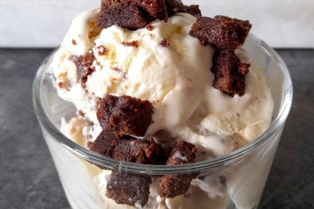 Çabucak Hazır: 3 Malzemeli Brownie'li Dondurma