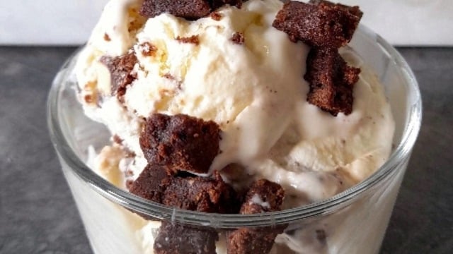 Çabucak Hazır: 3 Malzemeli Brownie'li Dondurma
