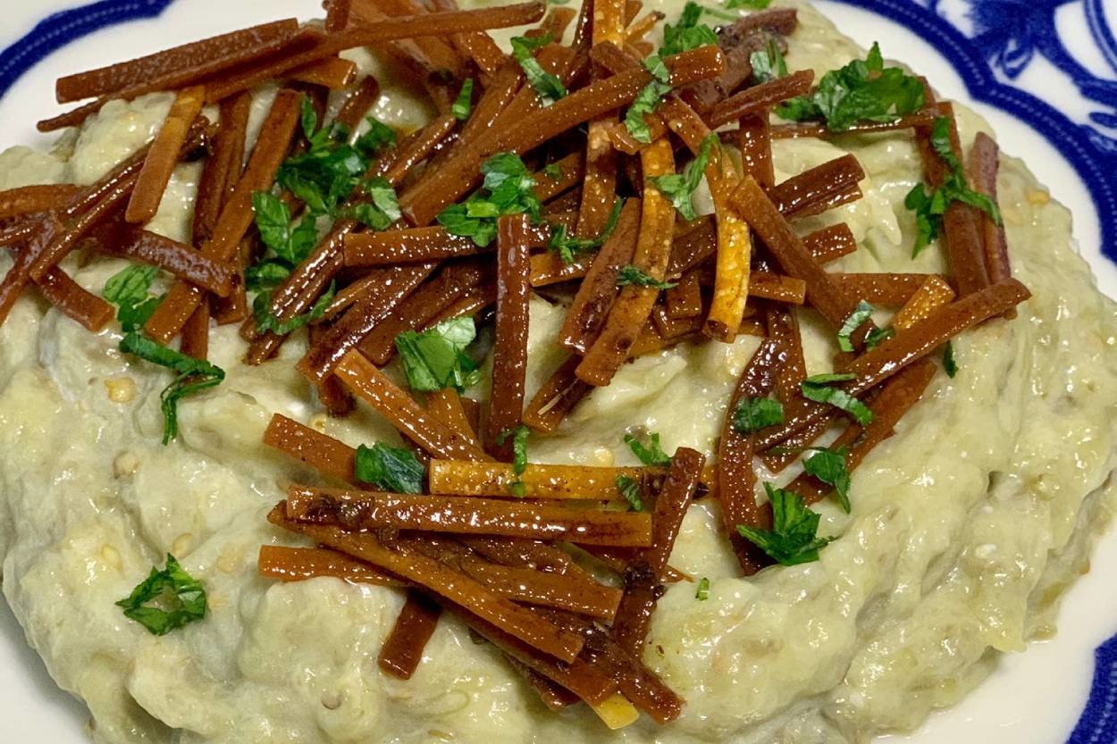 Bu Sefer Farklı: Çıtır Erişteli Köz Patlıcan Salatası