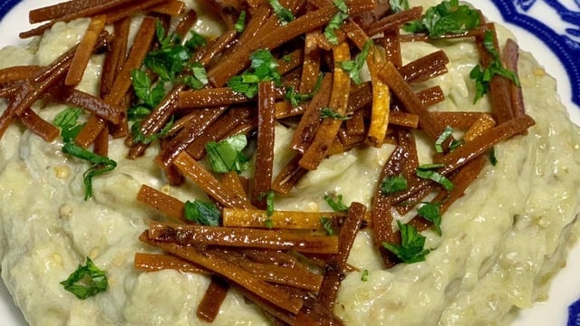 Bu Sefer Farklı: Çıtır Erişteli Köz Patlıcan Salatası