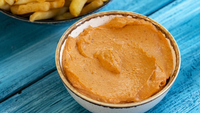 Pürüzsüz Dokusuyla: Krem Peynirli Romesco Sos