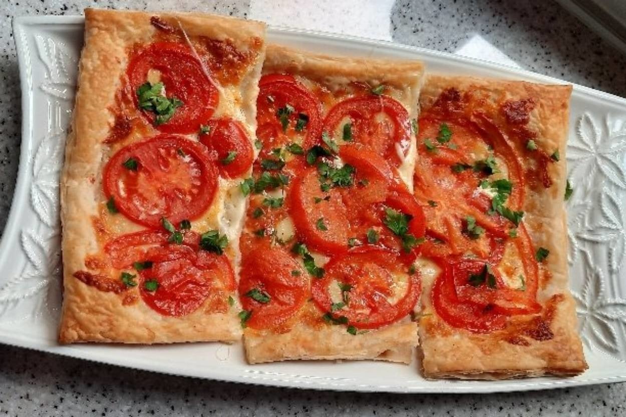Pizza Tadında: Domatesli Kaşarlı Milföy