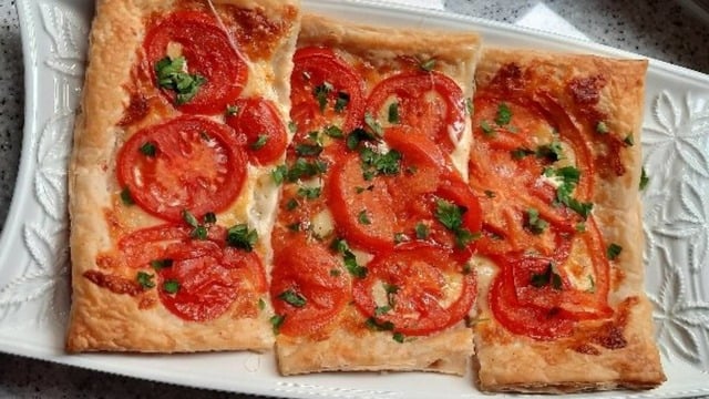 Pizza Tadında: Domatesli Kaşarlı Milföy