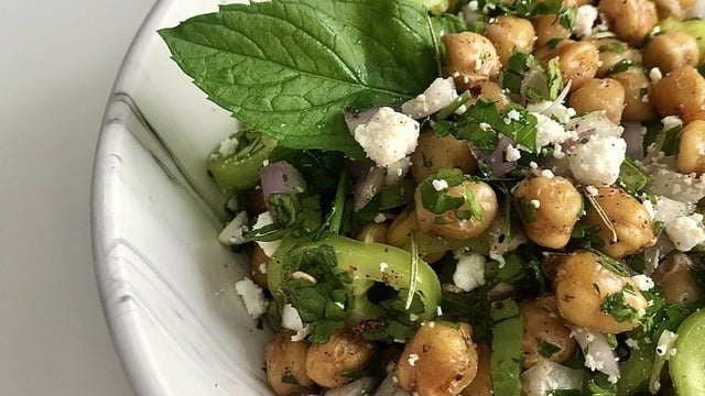 Oldukça Doyurucu: Çıtır Nohut Salatası