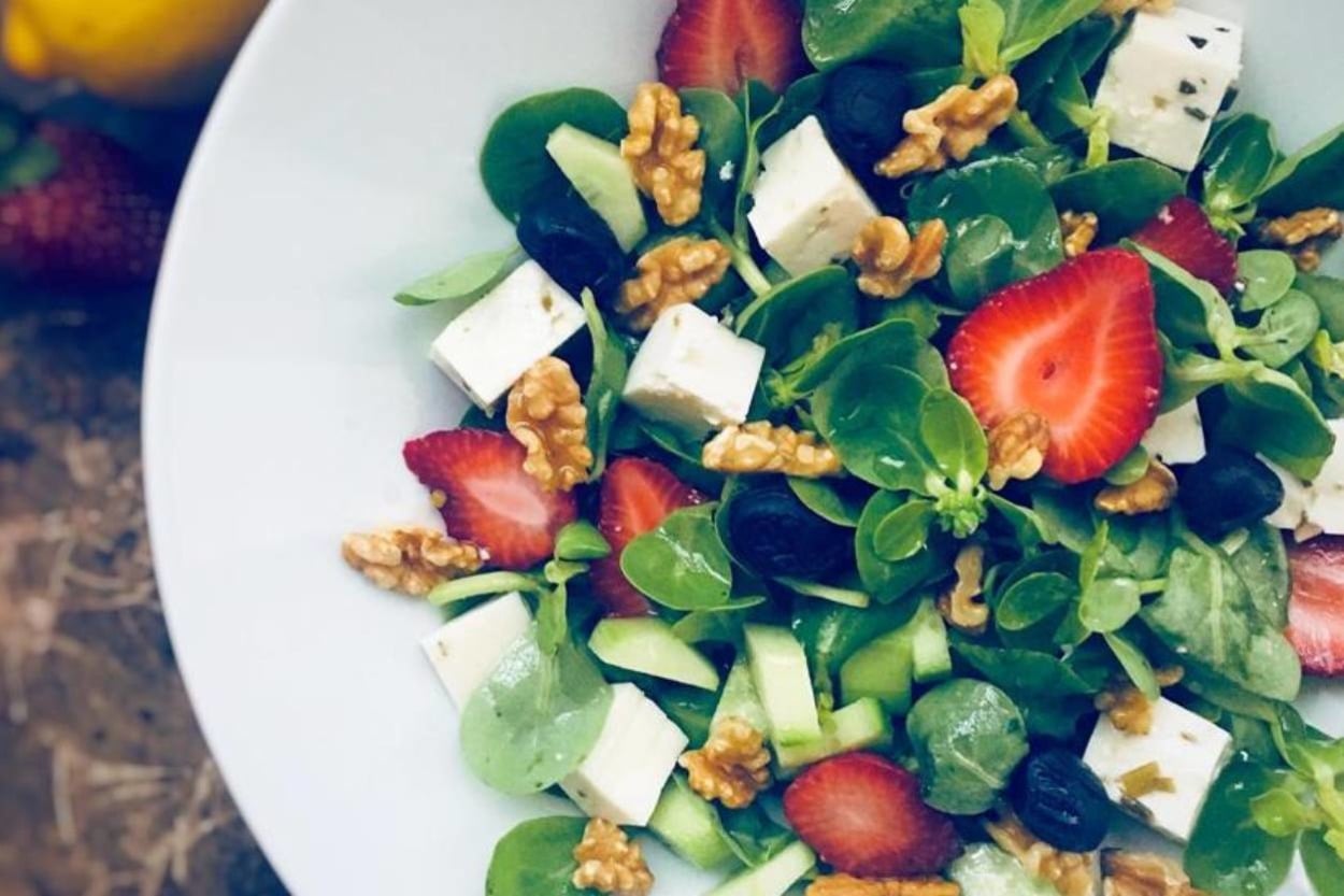 Renk ve Lezzet Cümbüşü: Çilekli Semizotu Salatası