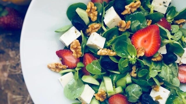 Renk ve Lezzet Cümbüşü: Çilekli Semizotu Salatası