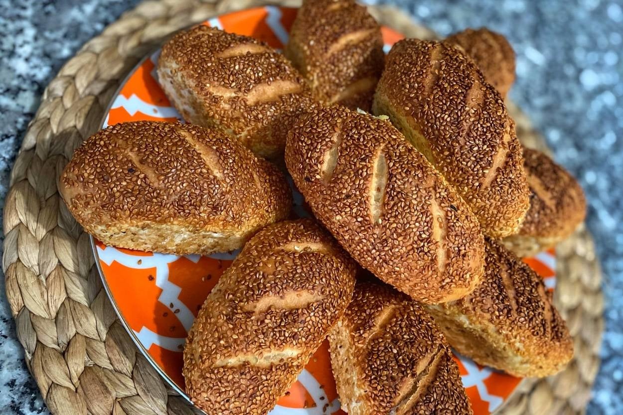 Kızarmış Görünümüyle: Susamlı Simit Poğaça