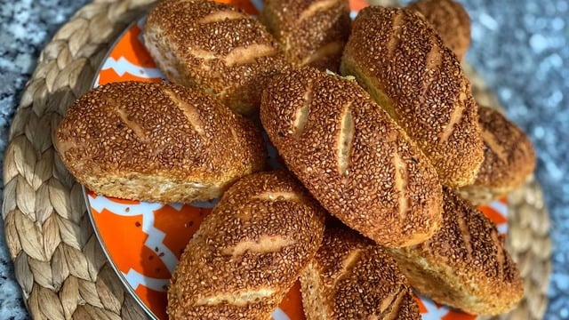 Kızarmış Görünümüyle: Susamlı Simit Poğaça
