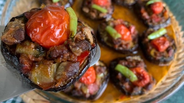 Kaşık Kaşık Yedirten Lezzet: Kuşbaşılı Patlıcan Oturtma