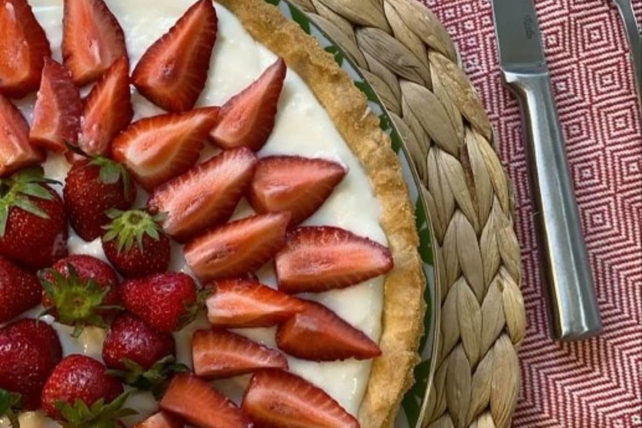 Alınan Kalorilere Değecek: Yumuşacık Çilekli Tart