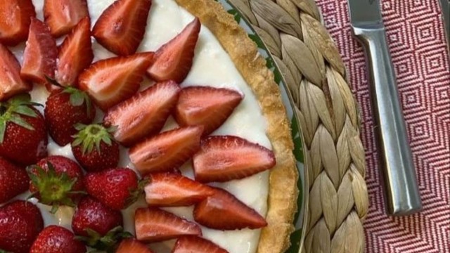 Alınan Kalorilere Değecek: Yumuşacık Çilekli Tart