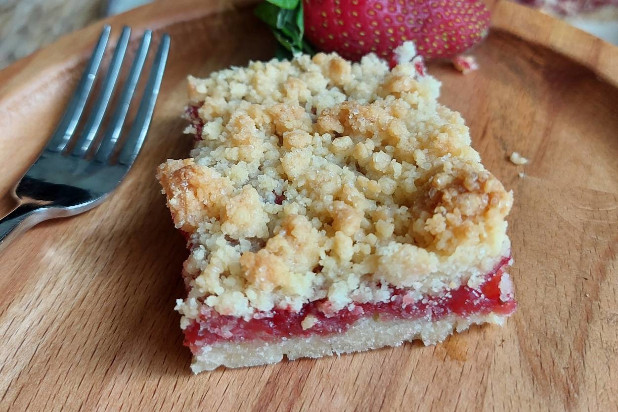 Sofraları Taçlandıracak: Çilekli Crumble Dilimleri