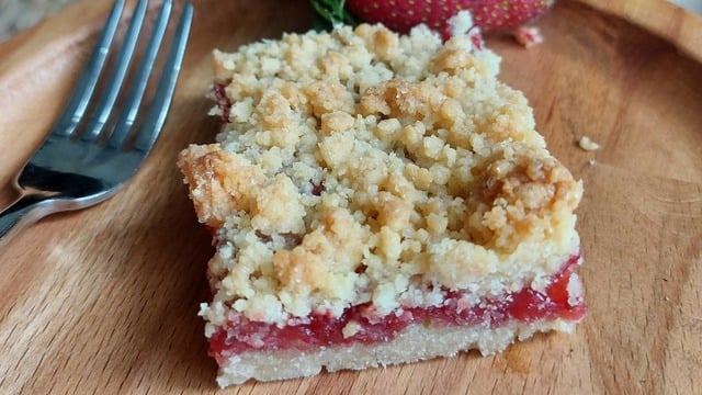 Sofraları Taçlandıracak: Çilekli Crumble Dilimleri