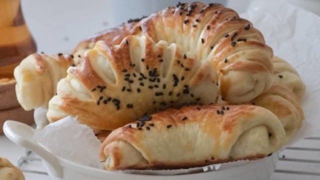 Kahvaltıya, Beş Çayına: Ay Poğaça