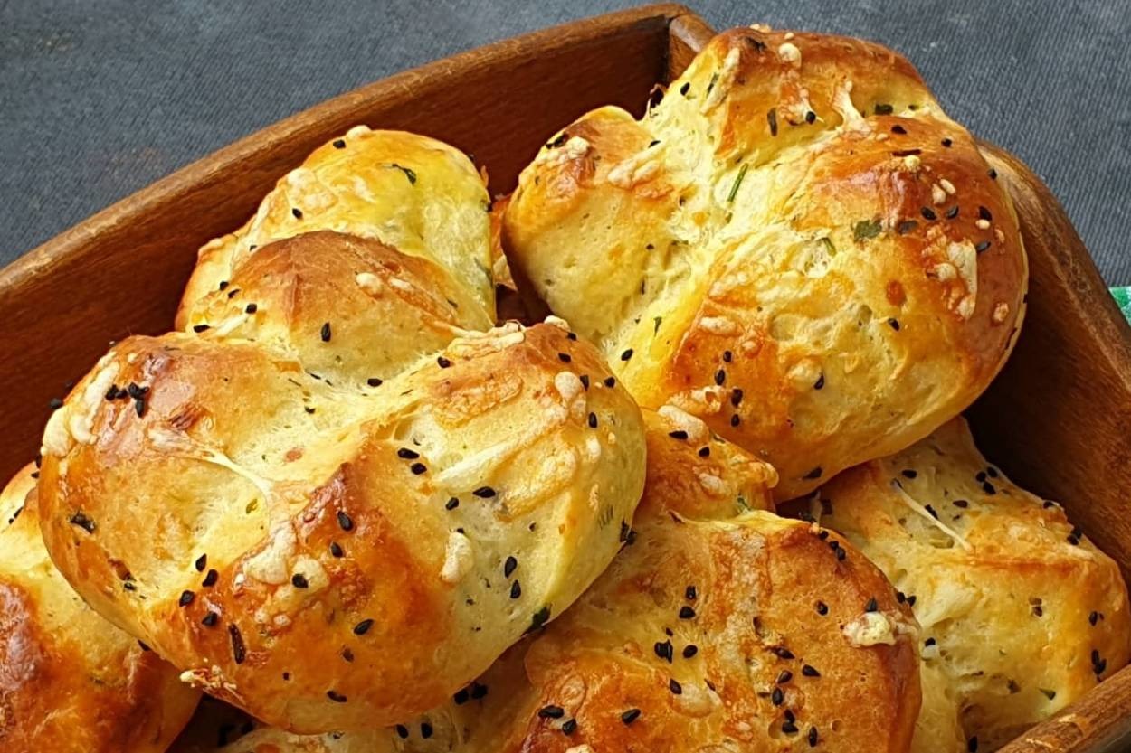 Yumuşacık Dokusuyla: Sarımsaklı Ekmek Poğaça