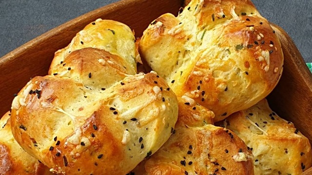 Yumuşacık Dokusuyla: Sarımsaklı Ekmek Poğaça