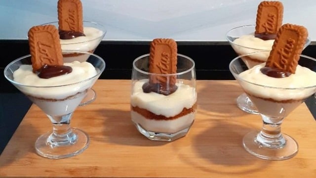 Yumuşacık Dokusuyla: Karamel Bisküvili Muhallebi