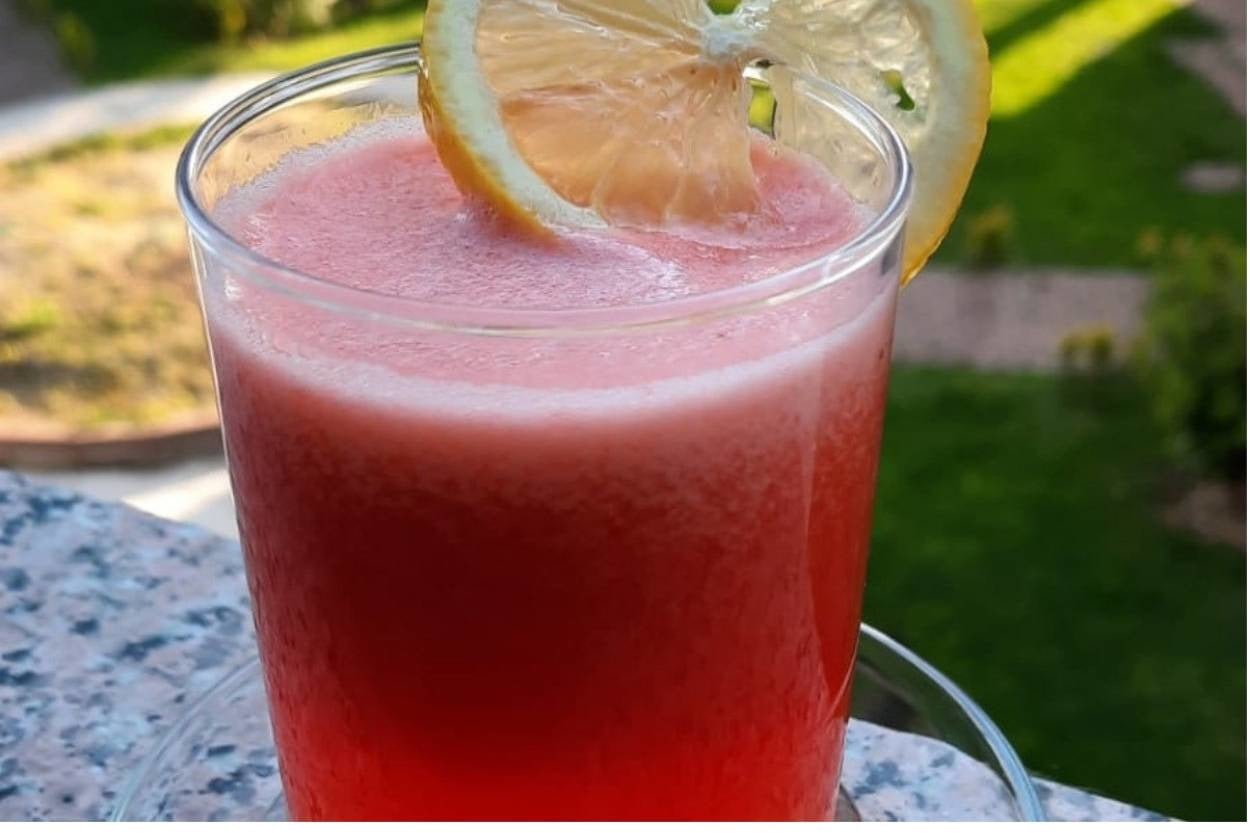 Ferahlatan Lezzet: Ev Yapımı Çilekli Limonata
