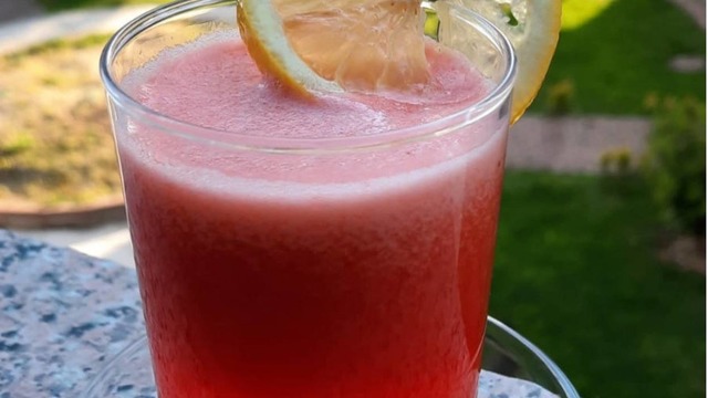 Ferahlatan Lezzet: Ev Yapımı Çilekli Limonata