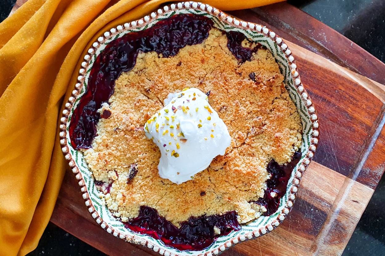 Üstünde Bir Top Dondurma: Orman Meyveli Crumble