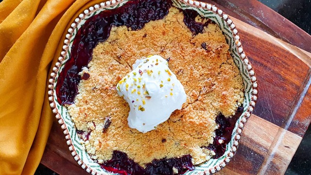 Üstünde Bir Top Dondurma: Orman Meyveli Crumble