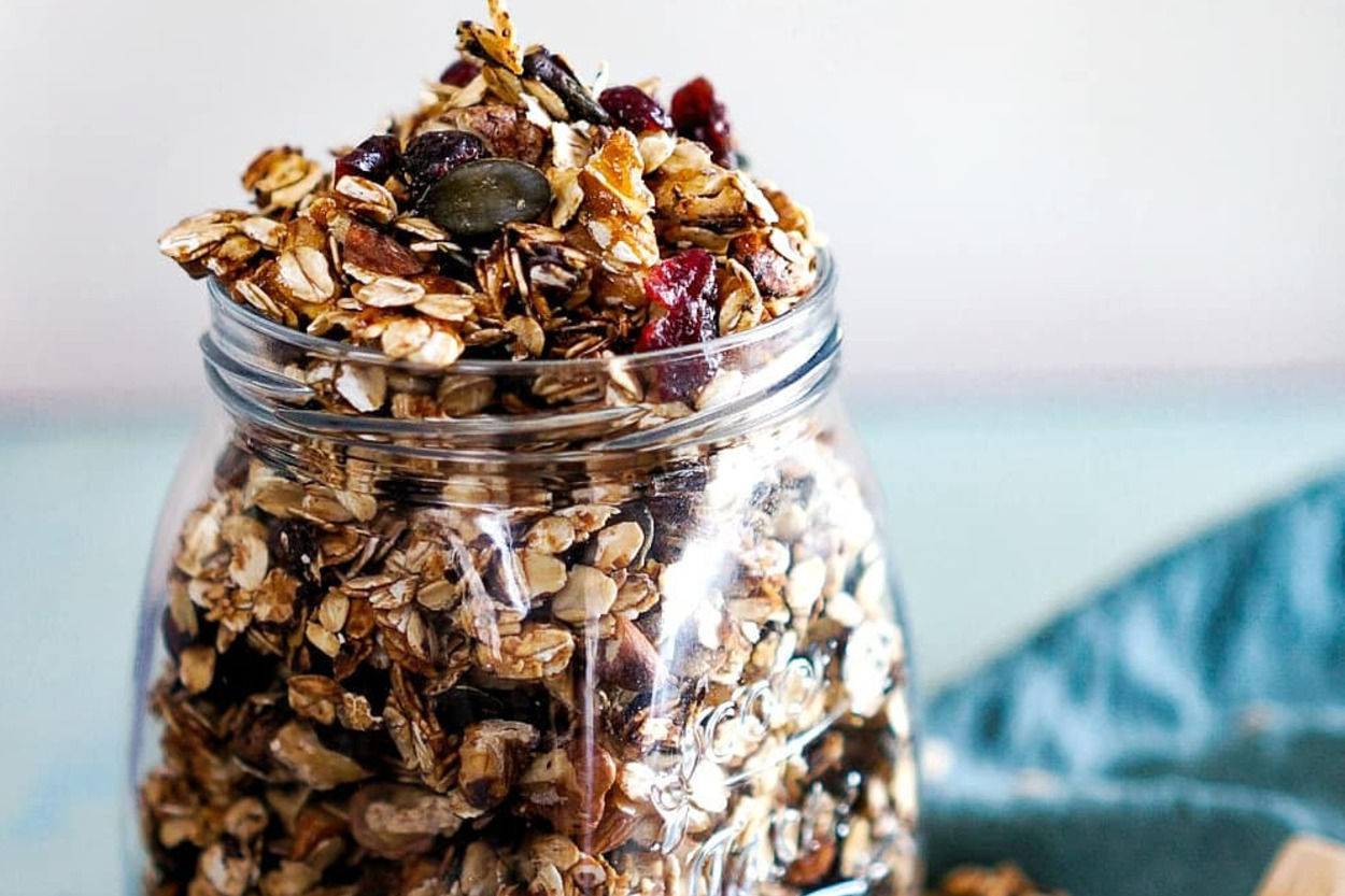 Kahvaltıları Şenlendirsin: Turna Yemişli Bademli Granola