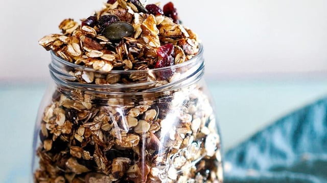 Kahvaltıları Şenlendirsin: Turna Yemişli Bademli Granola
