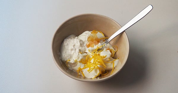 yogurt-kremali-seftali-tatlisi