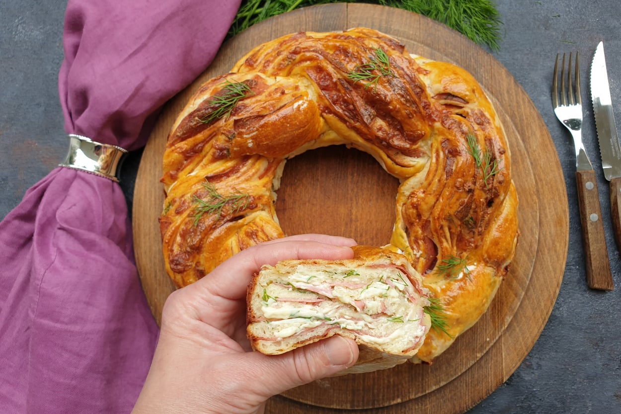 Yumuşacık Dokulu: Salamlı Peynirli Örgü Ekmek