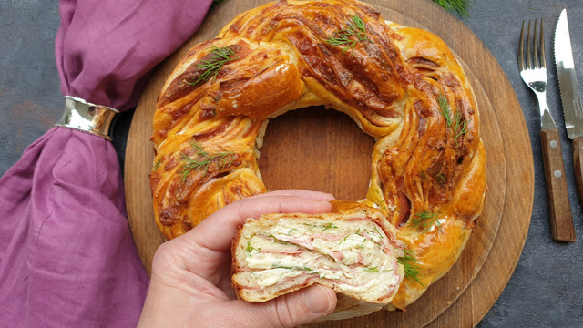 Yumuşacık Dokulu: Salamlı Peynirli Örgü Ekmek