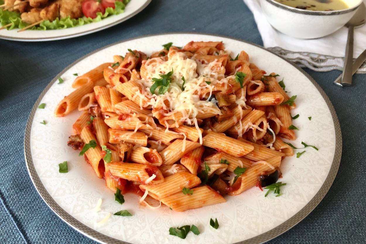 Her Hali Güzel: Domates Soslu Patlıcanlı Penne
