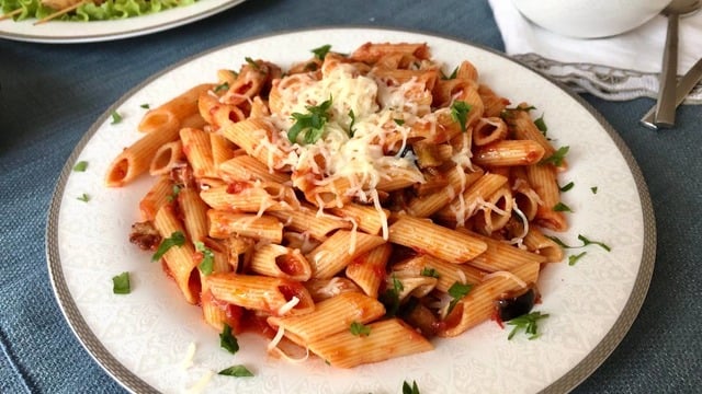 Her Hali Güzel: Domates Soslu Patlıcanlı Penne