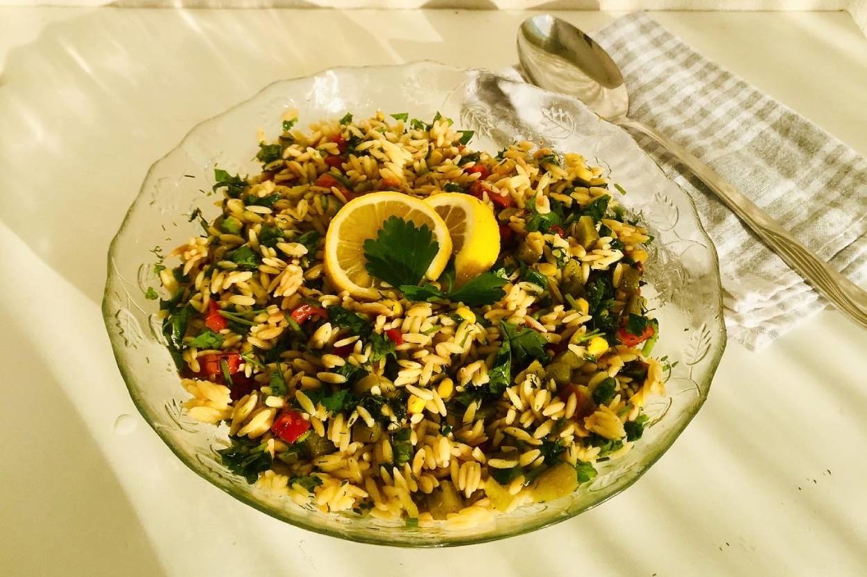 Taze Otlarla Rengarenk: Şehriyeli Salata