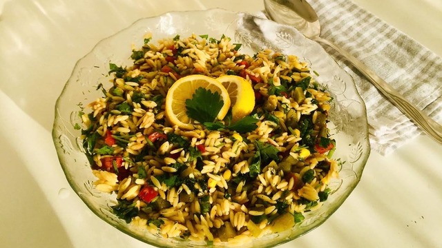 Taze Otlarla Rengarenk: Şehriyeli Salata