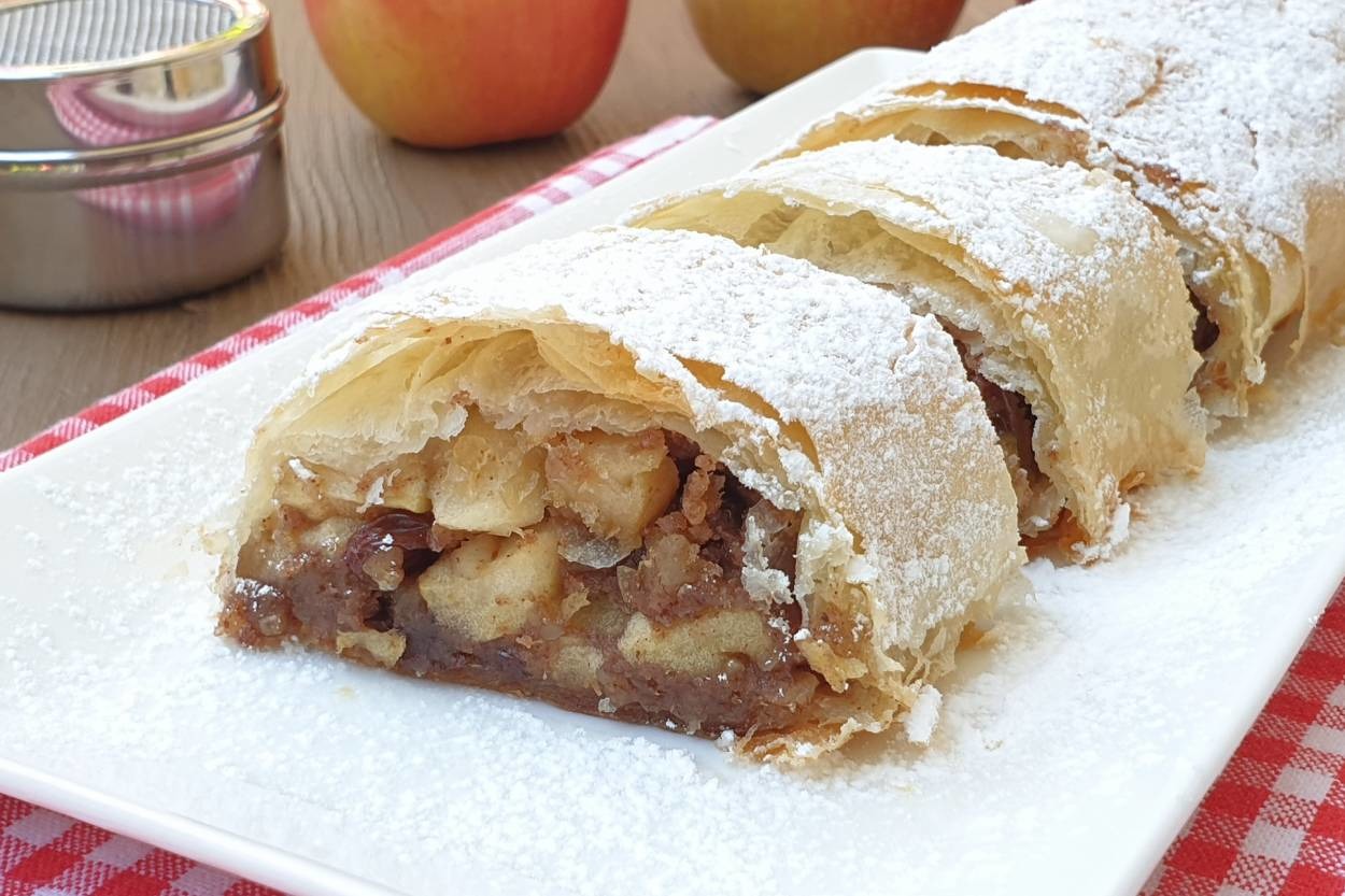 Baklava Yufkasından: Tarçınlı Elma ve Kuru Üzümlü Tatlı